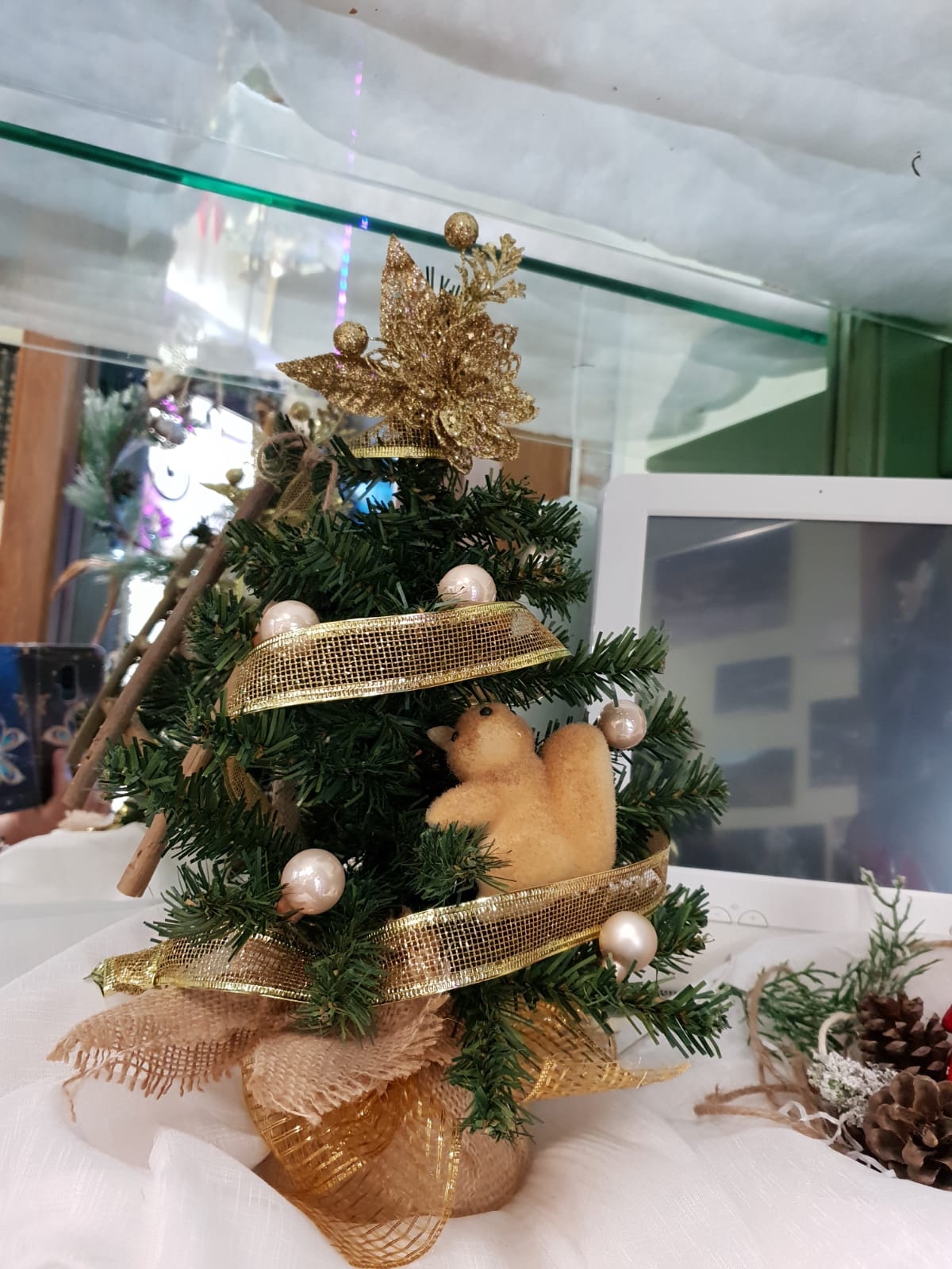 Albero natalizio con nastri dorati e addobbi